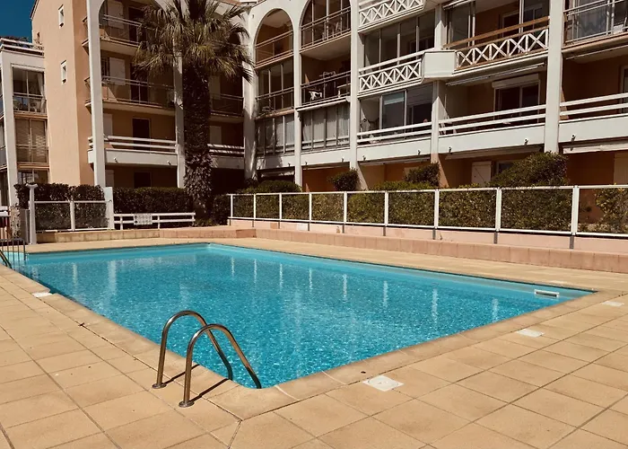 T2 Avec Piscine, Parking, Proche Des Plages Apartman